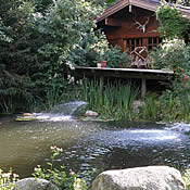 Der fertige Schwimmteich mit Springbrunnenelementen